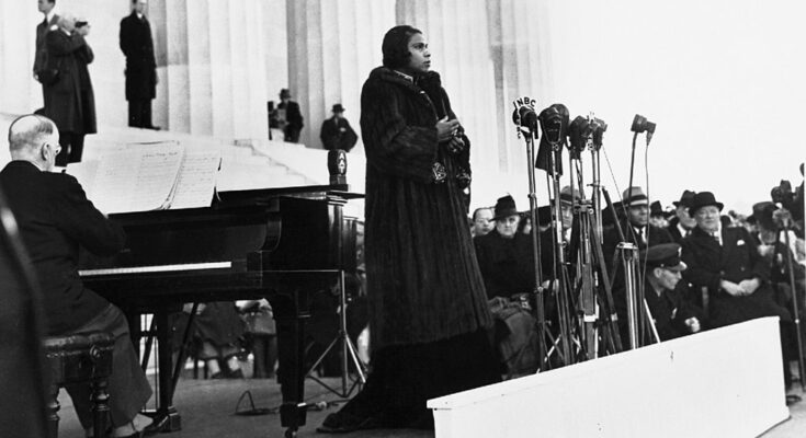 A photo of contralto Marian Anderson singing on the steps of the Lincoln Memorial in 1939.