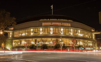 Davies Symphony Hall, San Francisco. Photo: GPS from San Francisco, USA, CC BY-SA 2.0, via Wikimedia Commons